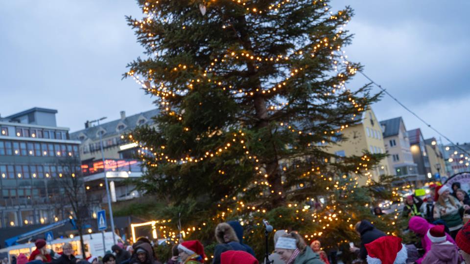 Lenke til artikkel: Julegrana på Piren tent – åpnet adventstiden i fellesskap