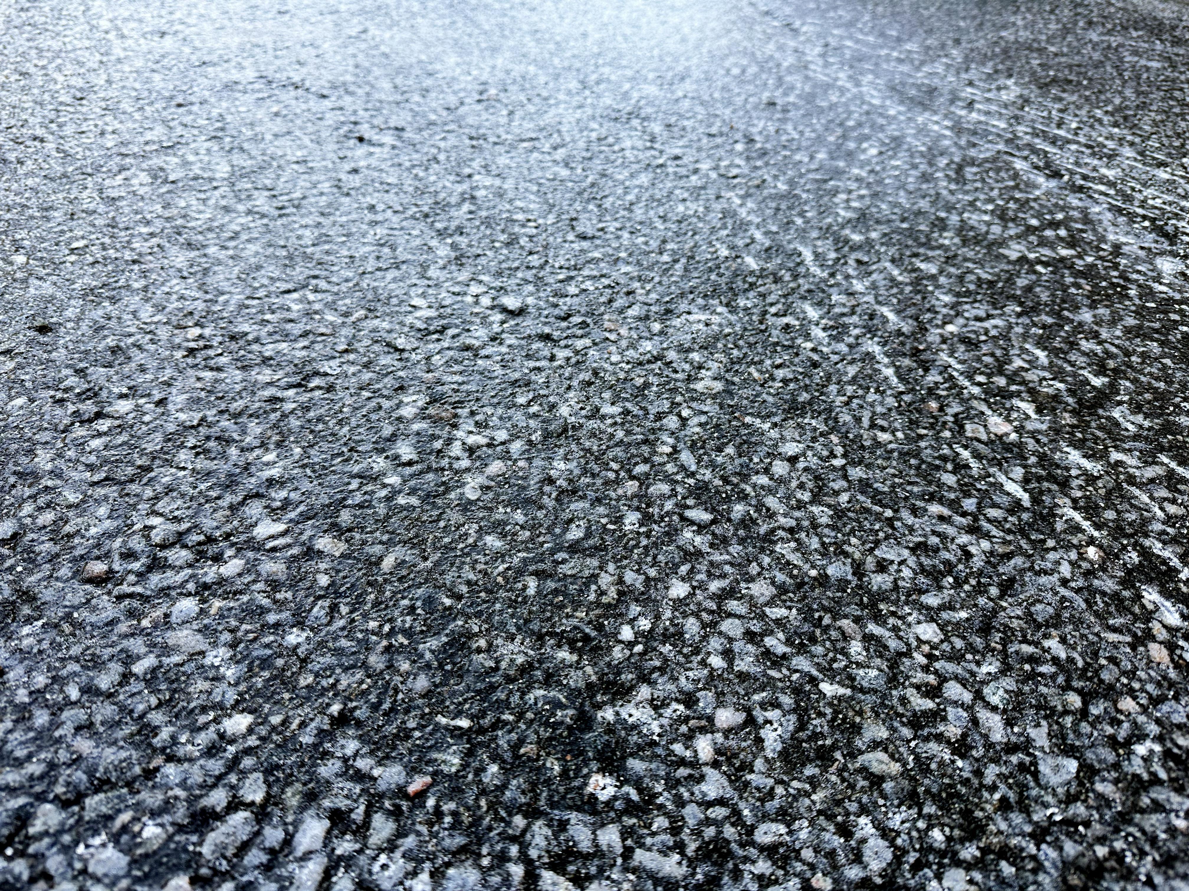 Vær forsiktig, asfalten er belagt med usynlig is. - Klikk for stort bilde