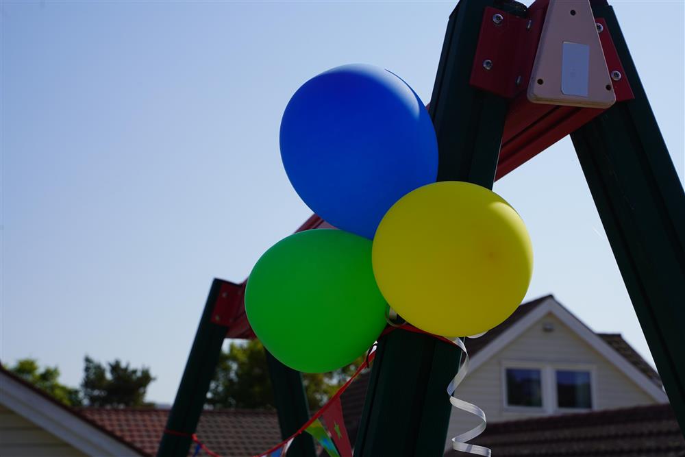 I toppen av en av barnehagens disser er det hengdt opp tre balonger, en blå, en grønn og en gul - Klikk for stort bilde