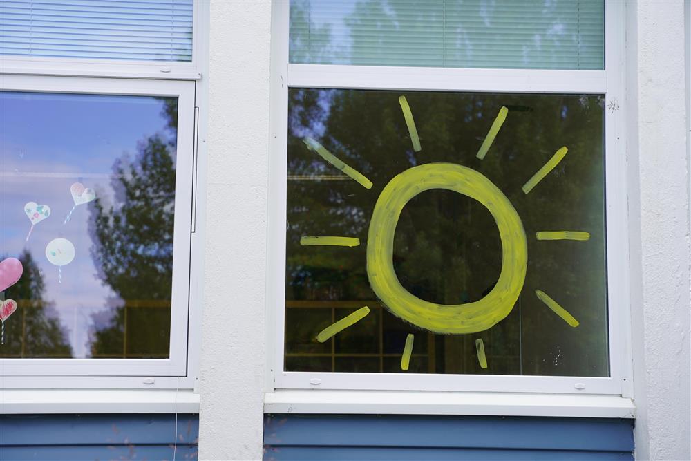 et vindu påtegnet en sol - Klikk for stort bilde