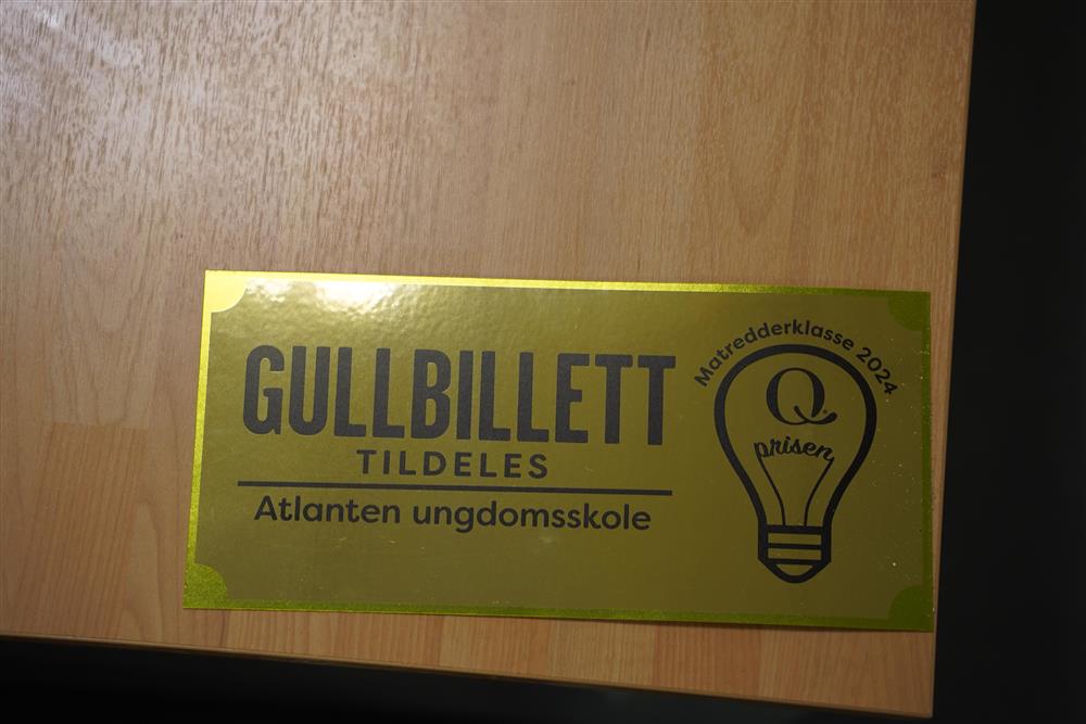 Bilde av gullbilletten - Gykkbukkett tildelses Atlanten ungdomsskole Matredderklasse 2024 - Klikk for stort bilde
