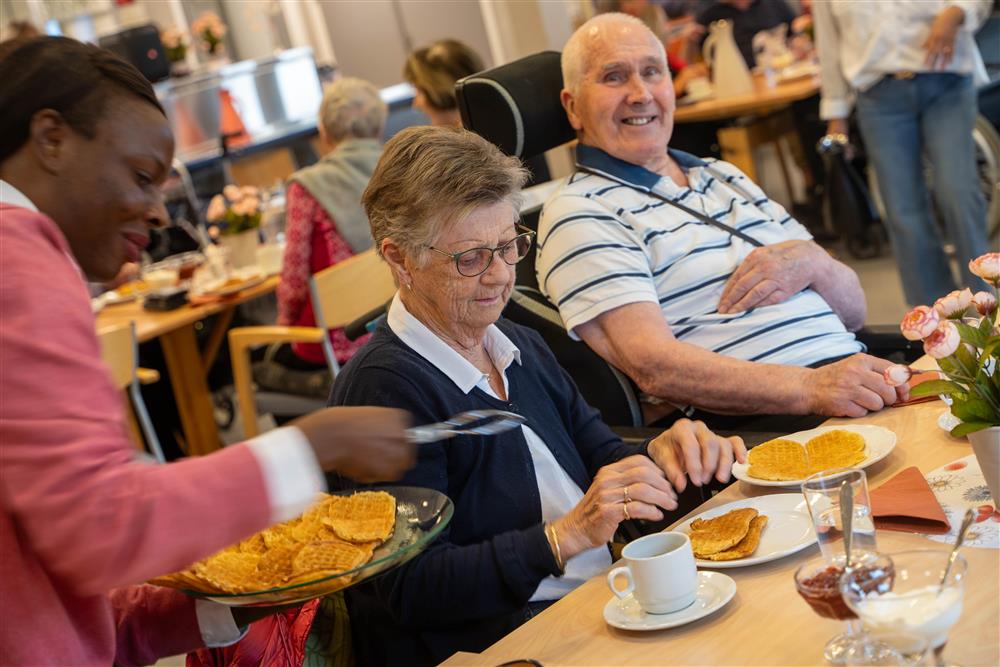 folk innendørs med vafler og kaffe - Klikk for stort bilde