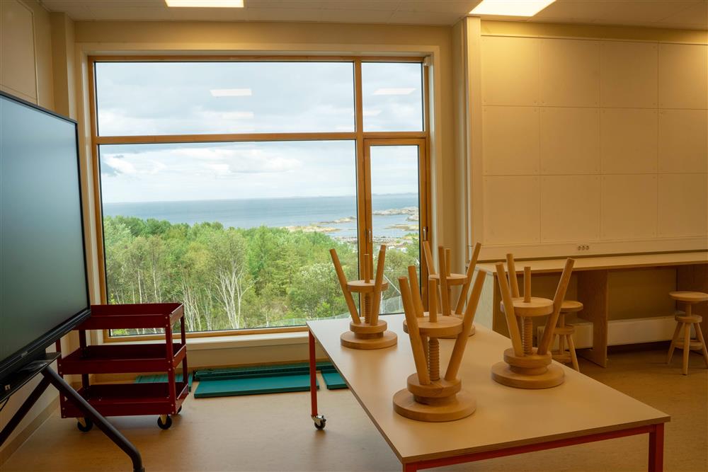 interiør og eksteriør fra nybygd skole - Klikk for stort bilde