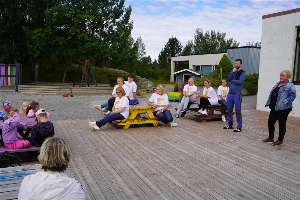 De ansatte i Røsslyngveien barnehage og barna hører på tale - Klikk for stort bilde