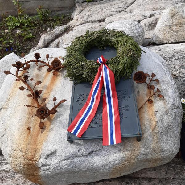 Krans ved minnesmerket for 22.juli