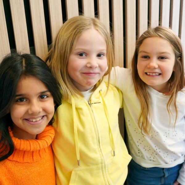 Jenter som smiler ved Allanengen skole