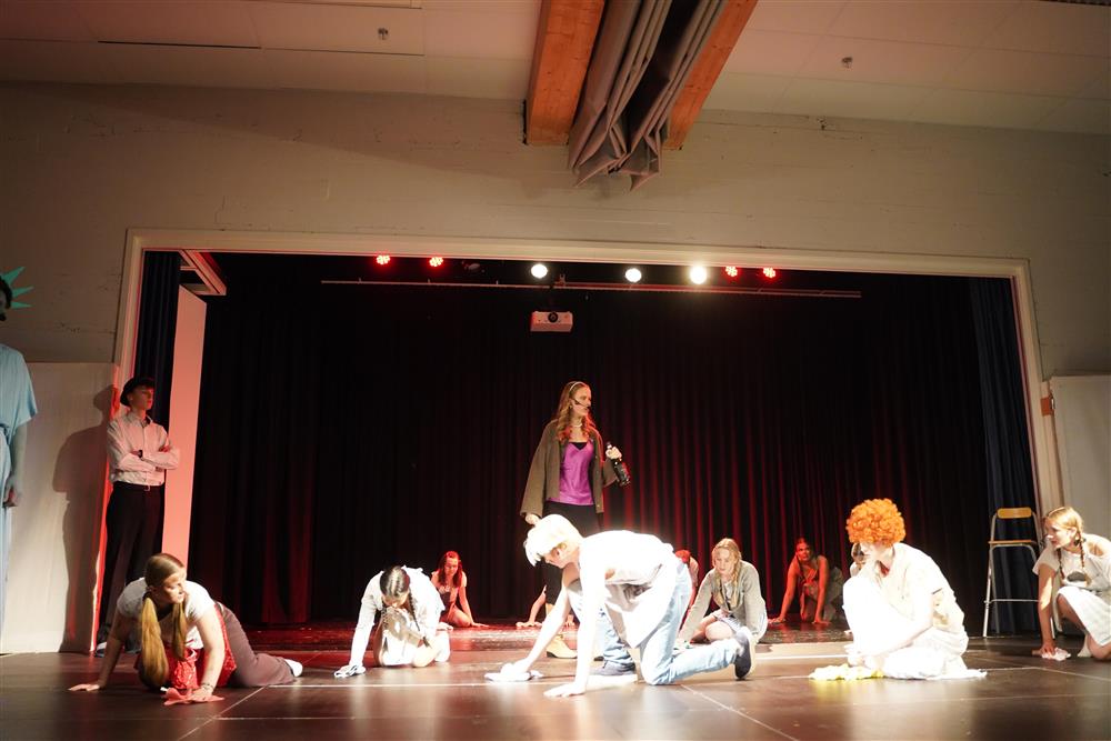 10b fremførte Annie på scenen - Klikk for stort bilde