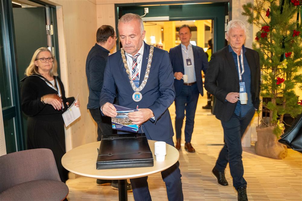 folk innendørs konferansesal - Klikk for stort bilde