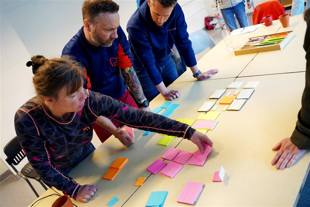 Brukermøte nummer 2 er knyttet til generelle læringsarealer på de nye skolene. Her "bygges" eller man kan også si "plasseres" de ulike rommene slik denne gruppen mener er best ut ifra sitt perspektiv. Stort engasjement for å bidra til en fremtidsrettet og god skole for kommende generasjoner. - Klikk for stort bilde