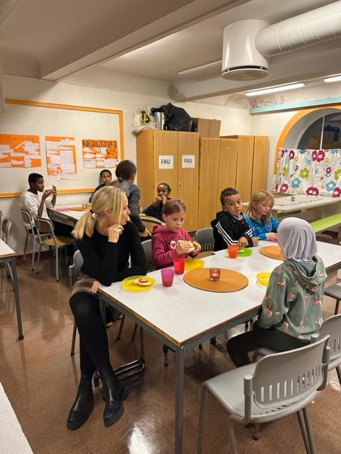 folk barn innendørs - Klikk for stort bilde