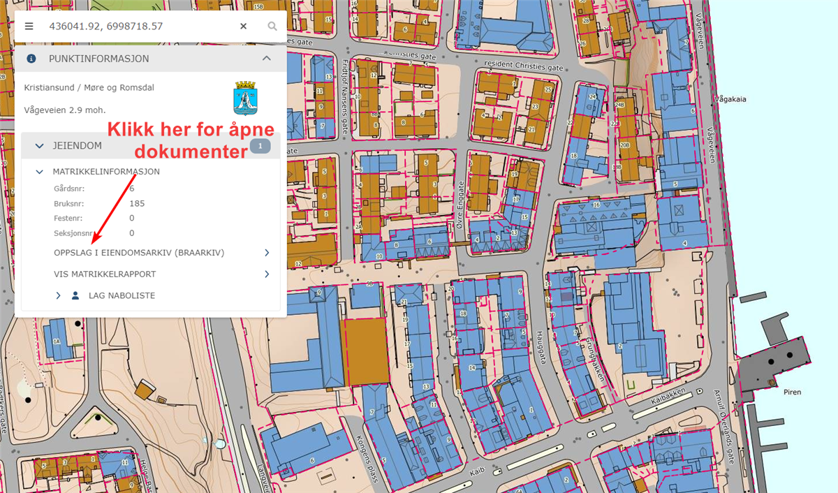 Skjermbilde. Kartvisning med gatene og husene i Kristiansund sentrum. Åpen meny  med flere funksjoner å velge - Klikk for stort bilde