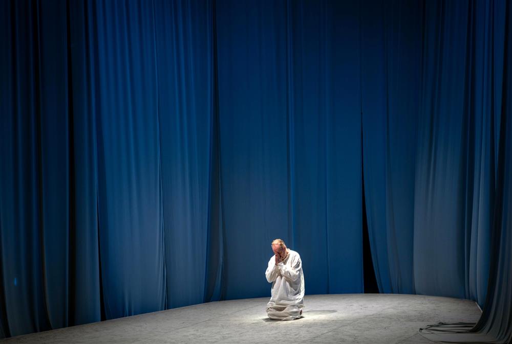 folk på scene - Klikk for stort bilde