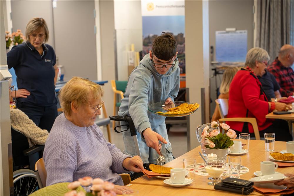 folk innendørs vafler og kaffe - Klikk for stort bilde