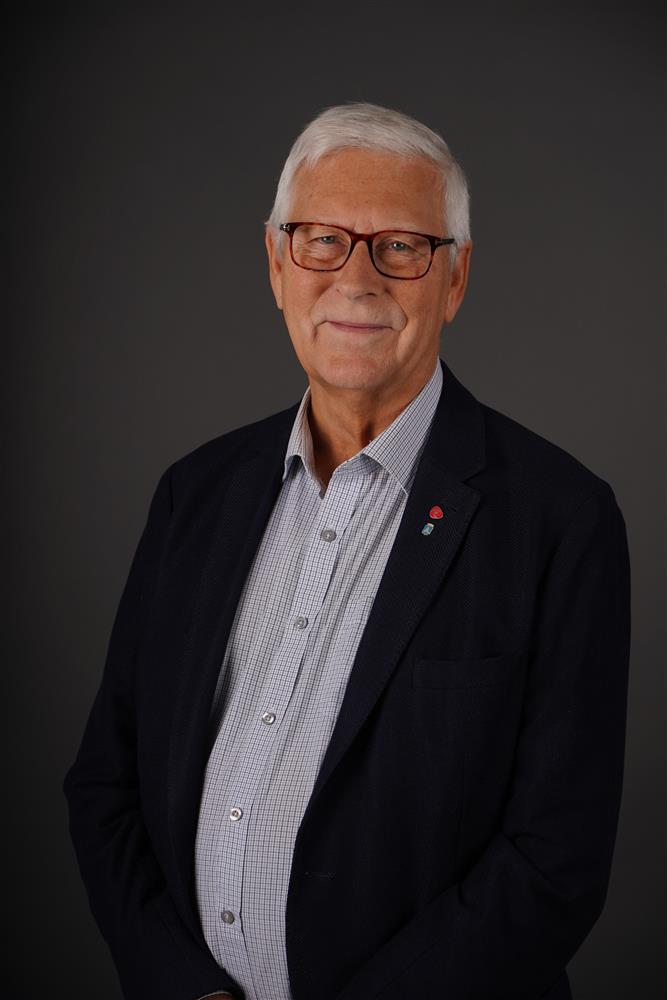 Portrettbilde av bystyremedlem med grå bakgrunn - Klikk for stort bilde