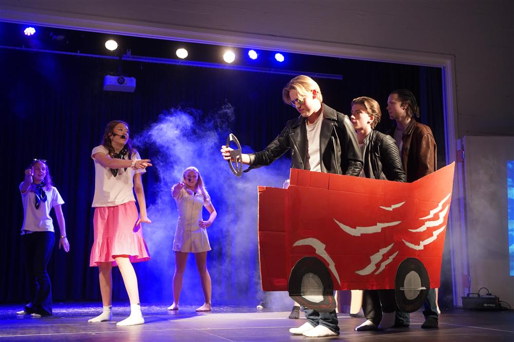 10c fremførte Grease på scenen - Klikk for stort bilde