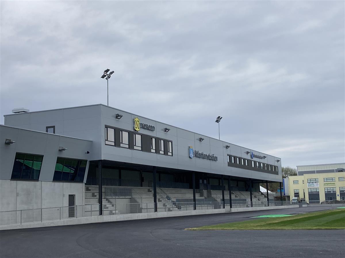 oversiktsbilde av den nye tribunen og løpebanen på Atlanten Stadion samt klubbhuset til IL Norodd - Klikk for stort bilde