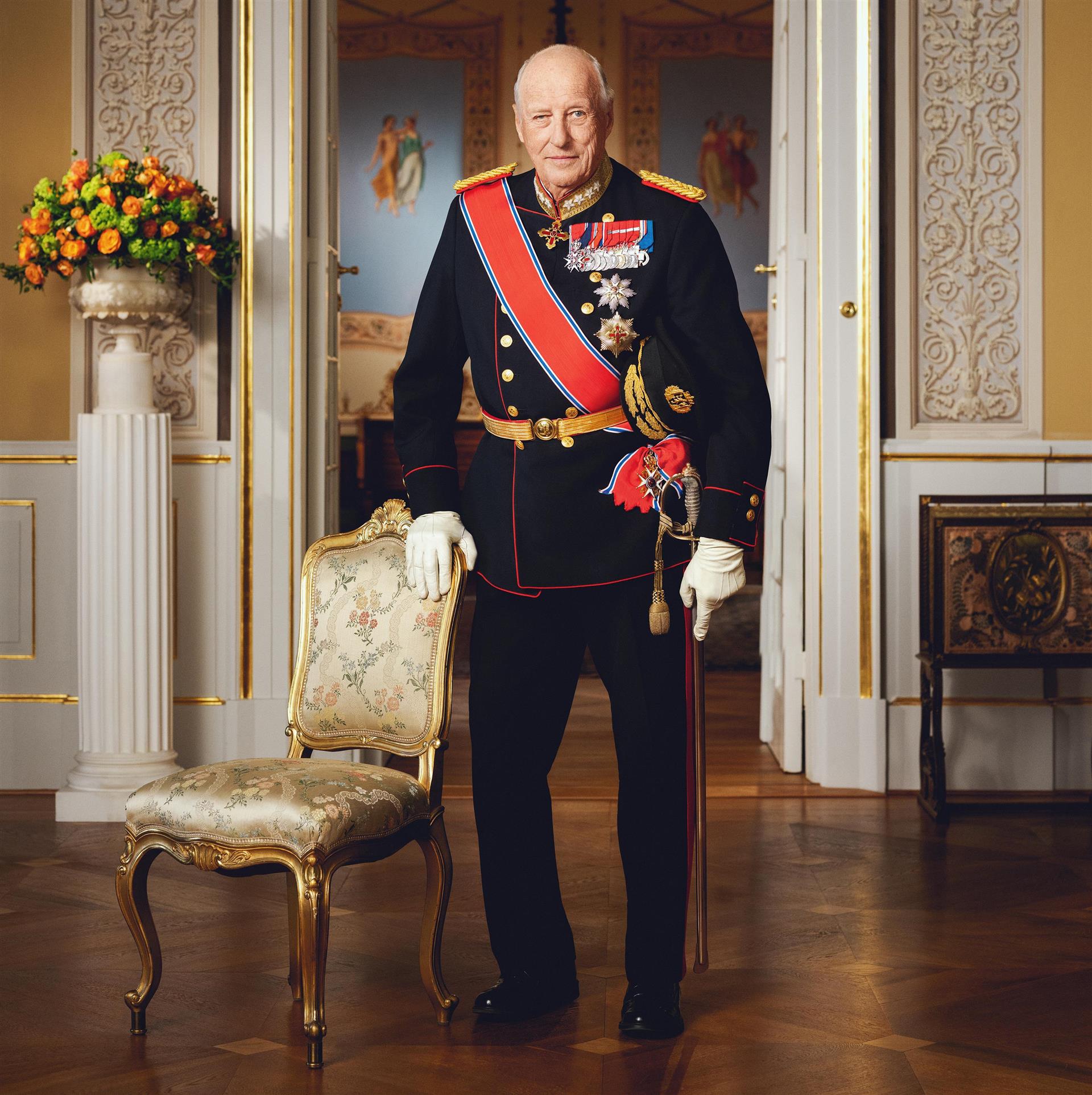 Kong Harald i uniform på Slottet