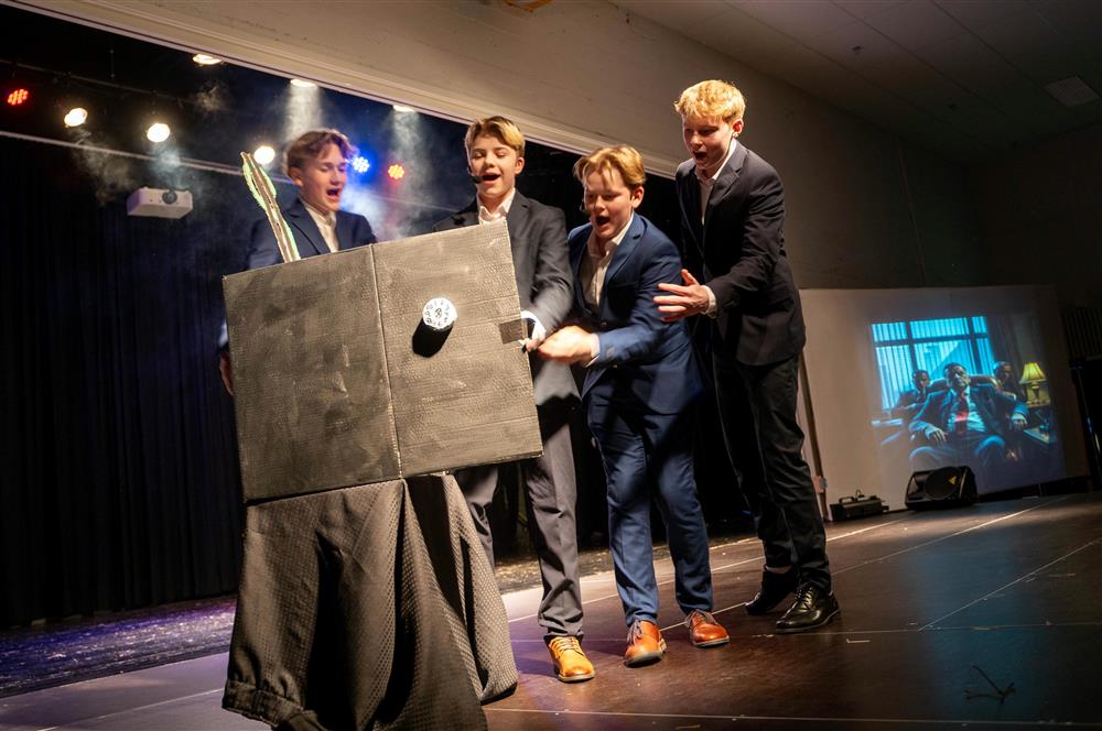 folk innendørs - Klikk for stort bilde