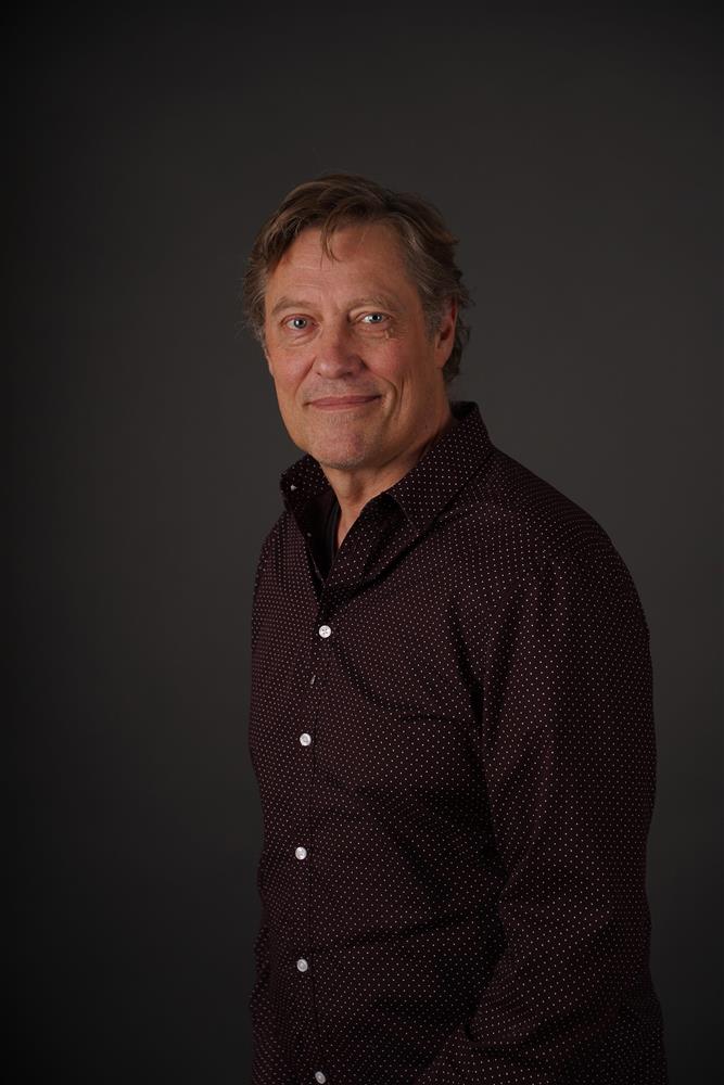 Portrettbilde av bystyremedlem med grå bakgrunn - Klikk for stort bilde