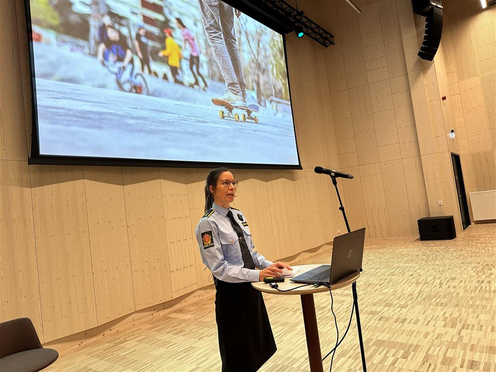 folk innendørs i konferansesal - Klikk for stort bilde