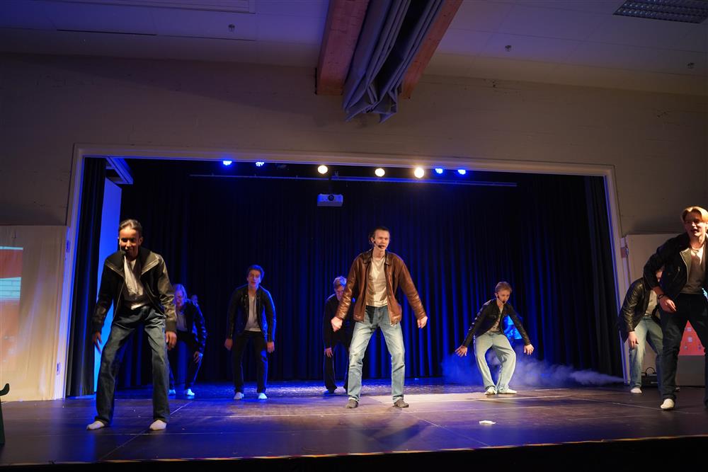 10c fremførte Grease på scenen - Klikk for stort bilde