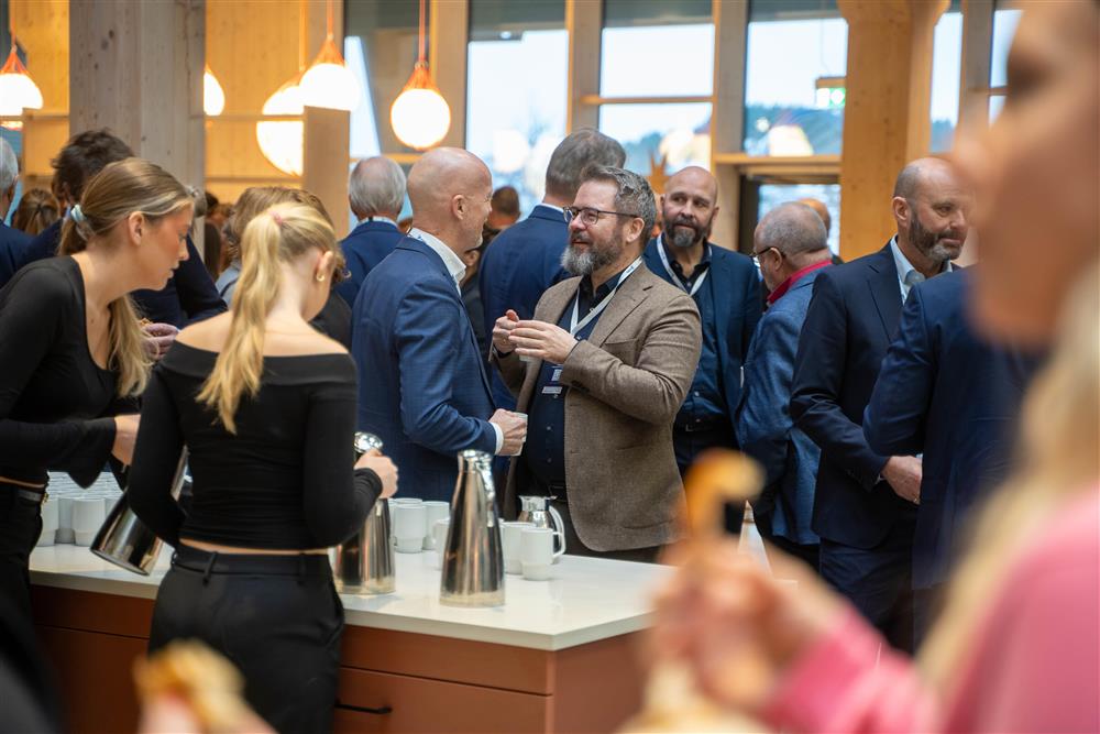 folk innendørs konferansesal - Klikk for stort bilde