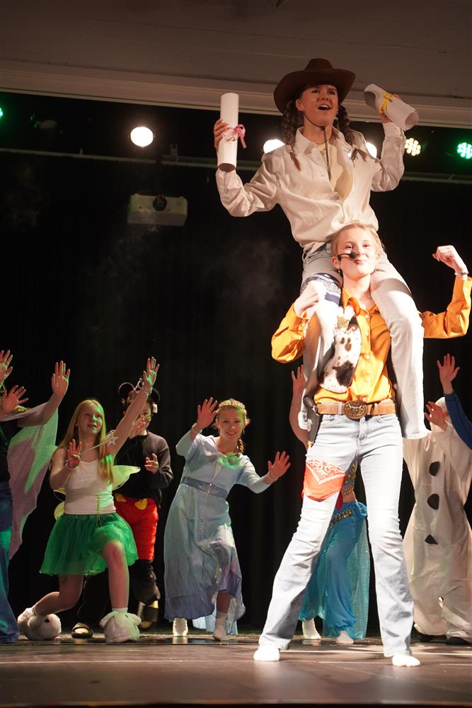 8a fremførte jakten på disneymagien på scenen - Klikk for stort bilde