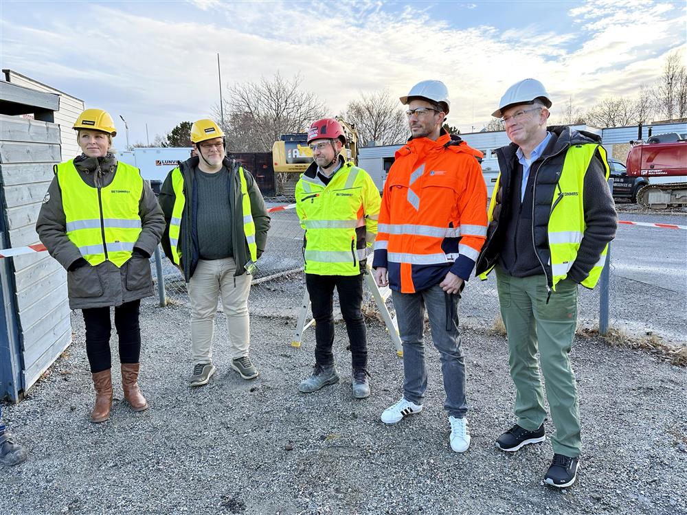 gravemaskin folk utendørs - Klikk for stort bilde