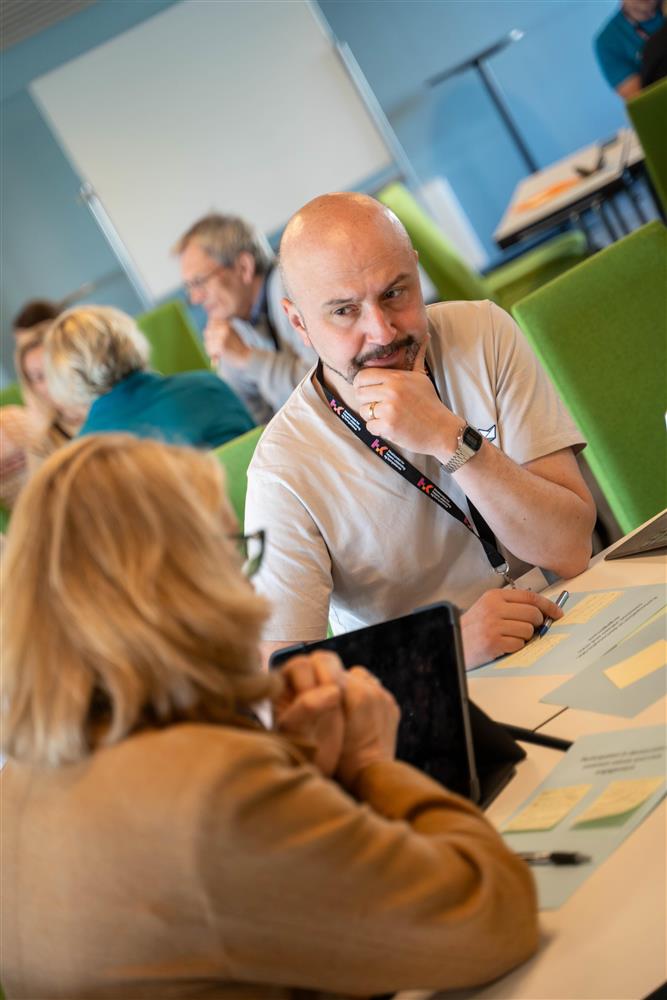 folk innendørs - Klikk for stort bilde