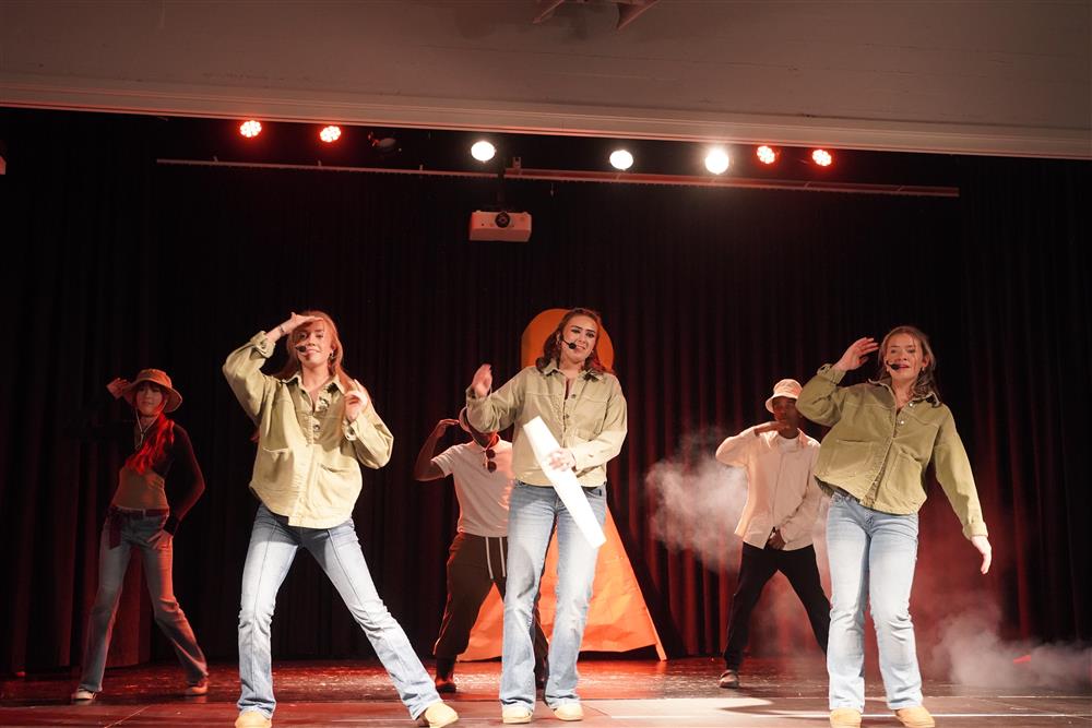 10a fremførte Egyptisk aften på scenen - Klikk for stort bilde