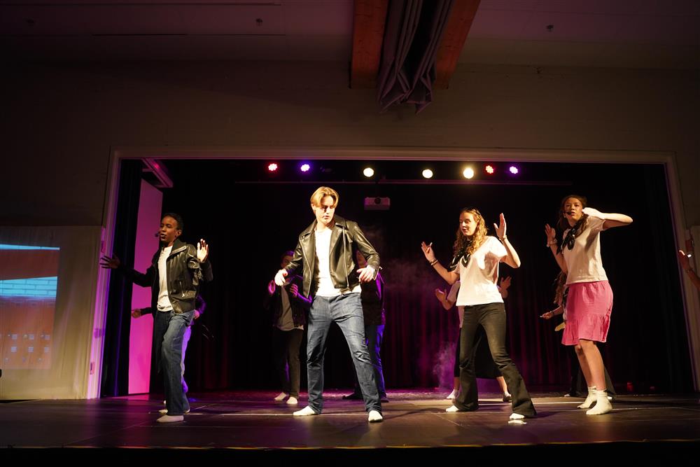 10c fremførte Grease på scenen - Klikk for stort bilde