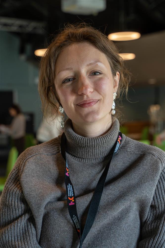 portrett dame innendørs - Klikk for stort bilde