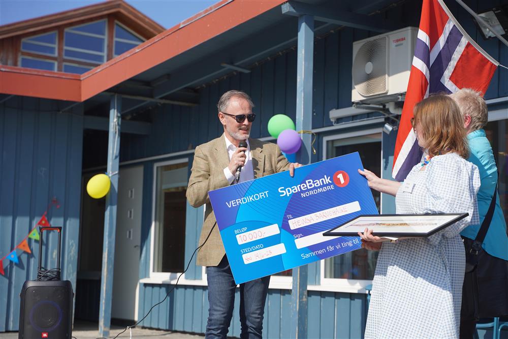 Kommunaldirektøren gir også barnehagen 10000 kr som en bursdagsgave - Klikk for stort bilde