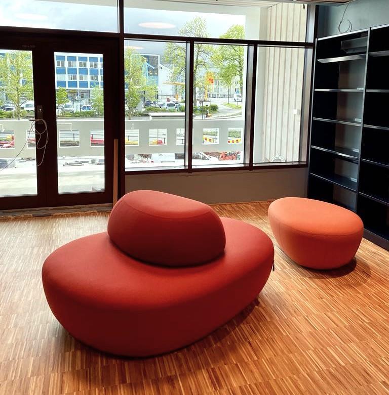 Biblioteket ved balkongen - Klikk for stort bilde