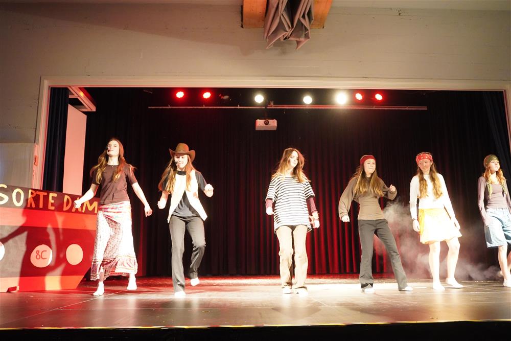 8c fremførte Kaptein Sabeltann på scenen - Klikk for stort bilde