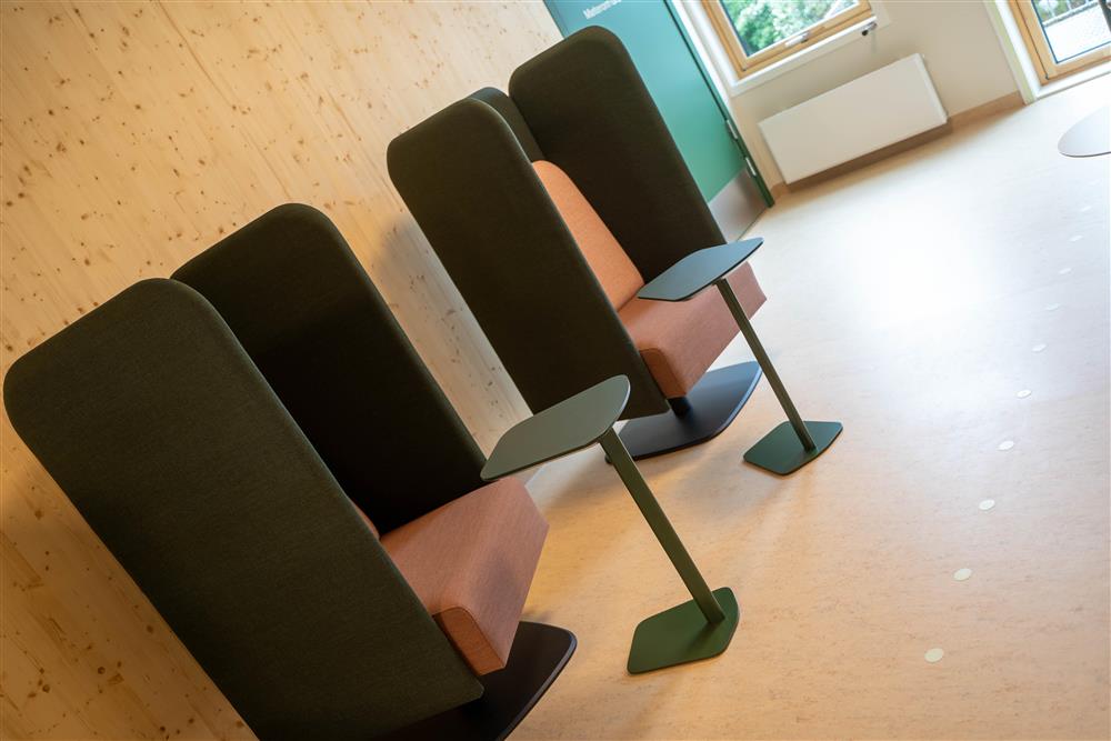 interiør og eksteriør fra nybygd skole - Klikk for stort bilde