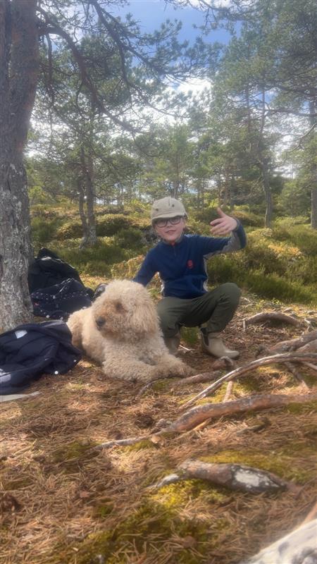 På bildet ser vi en elev som poserer og koser med hunden vi hadde med på tur. - Klikk for stort bilde