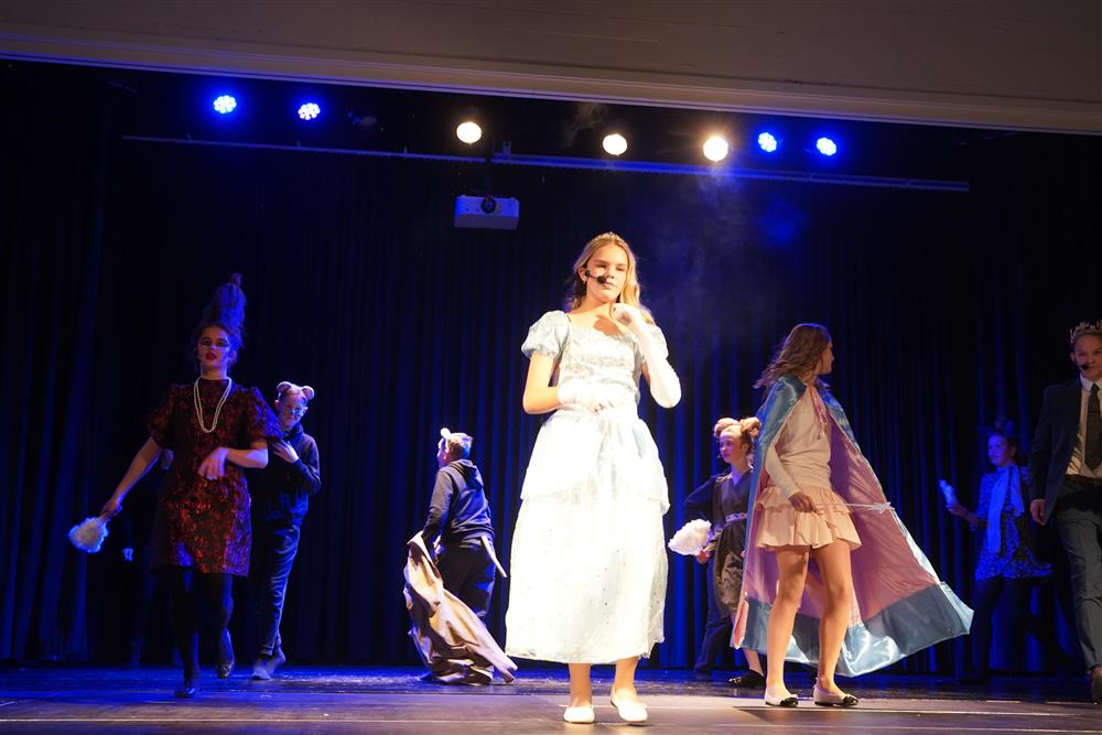 8d fremførte Nattens glassko på scenen - Klikk for stort bilde