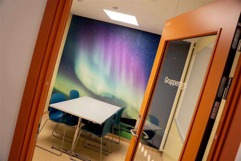 interiør og eksteriør fra nybygd skole - Klikk for stort bilde