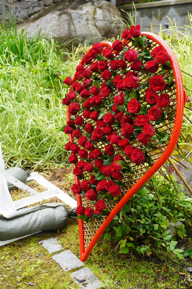 hjerteformet rosestativ fult av roser ved 22 juli minnesmerket.JPG - Klikk for stort bilde