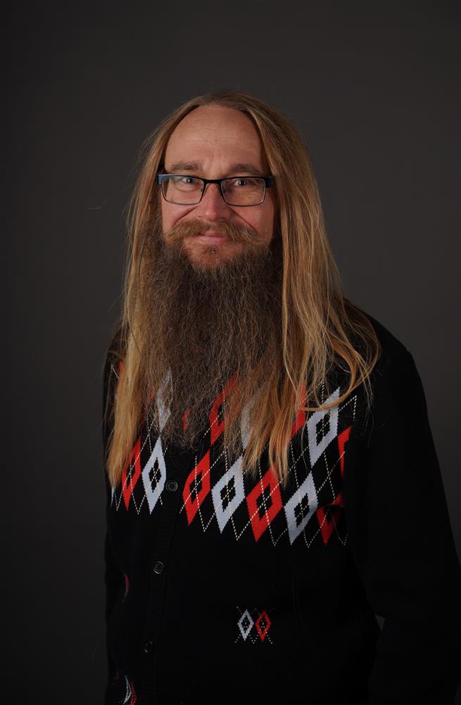 Portrettbilde av bystyremedlem med grå bakgrunn - Klikk for stort bilde