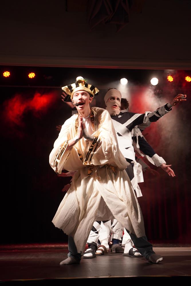 10a fremførte Egyptisk aften på scenen - Klikk for stort bilde