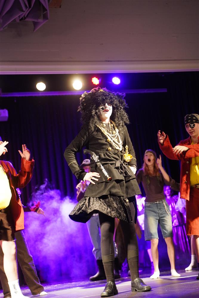 8c fremførte Kaptein Sabeltann på scenen - Klikk for stort bilde