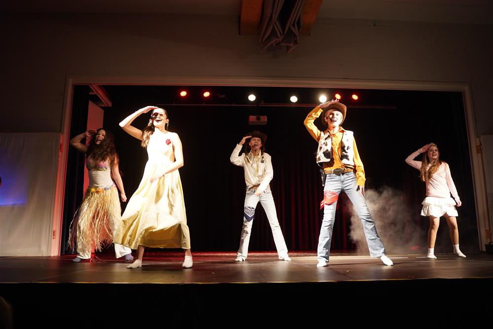 8a fremførte jakten på disneymagien på scenen - Klikk for stort bilde