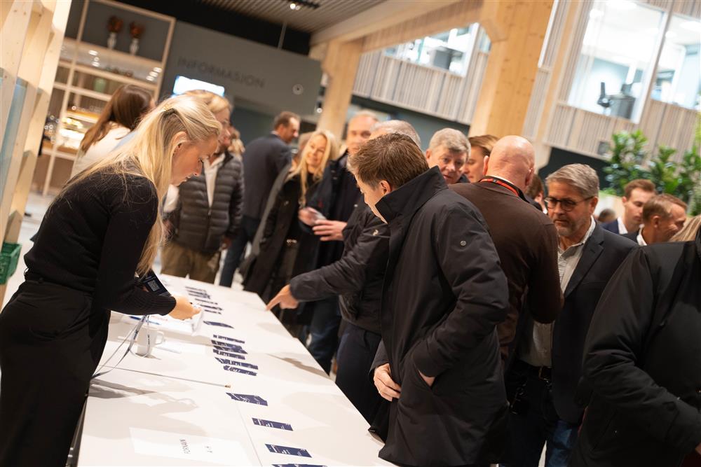 folk innendørs konferansesal - Klikk for stort bilde