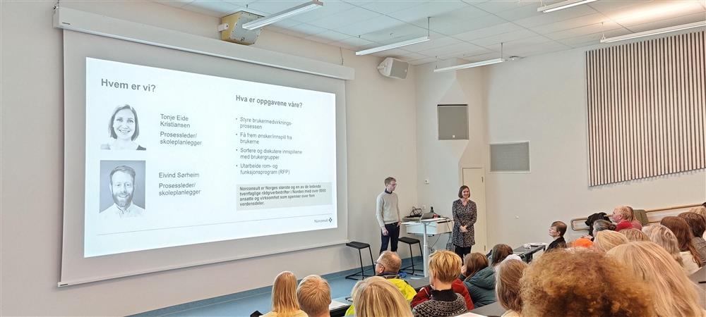 Kick-off brukermedvirkning nye skolebygg. Eivind Sørheim og Tonje Eide hos Norconsult er prosessledere/skoleplanleggere som vil jobbe med brukermedvirkningen utover våren i samarbeid med Kristiansund kommune - Klikk for stort bilde