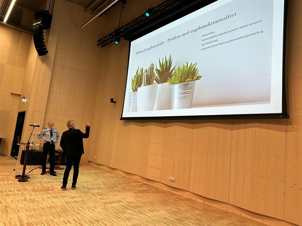 folk innendørs i konferansesal - Klikk for stort bilde