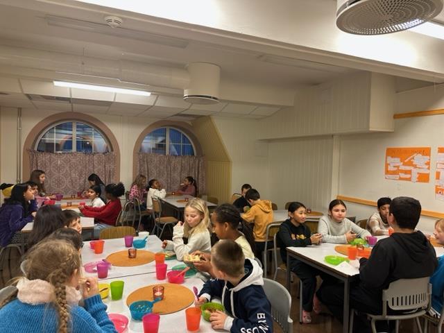 folk barn innendørs - Klikk for stort bilde