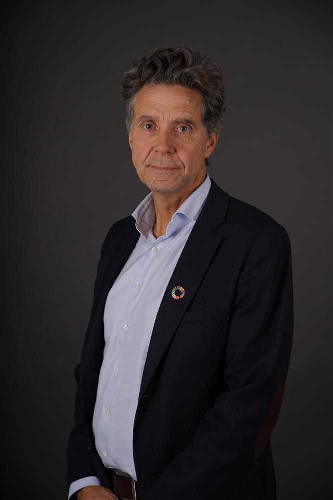 Portrettbilde av bystyremedlem med grå bakgrunn - Klikk for stort bilde