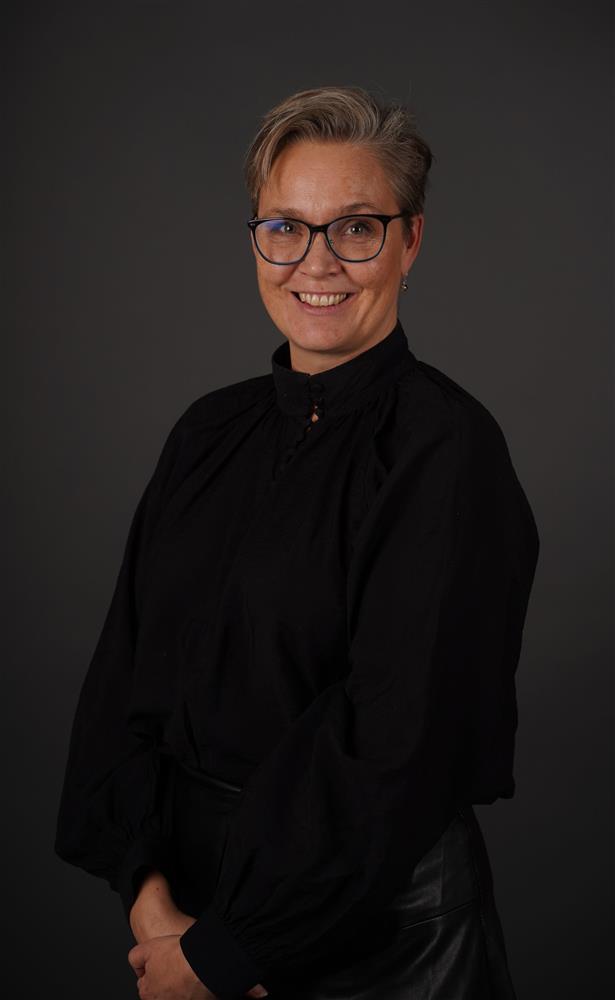 Portrettbilde av bystyremedlem med grå bakgrunn - Klikk for stort bilde